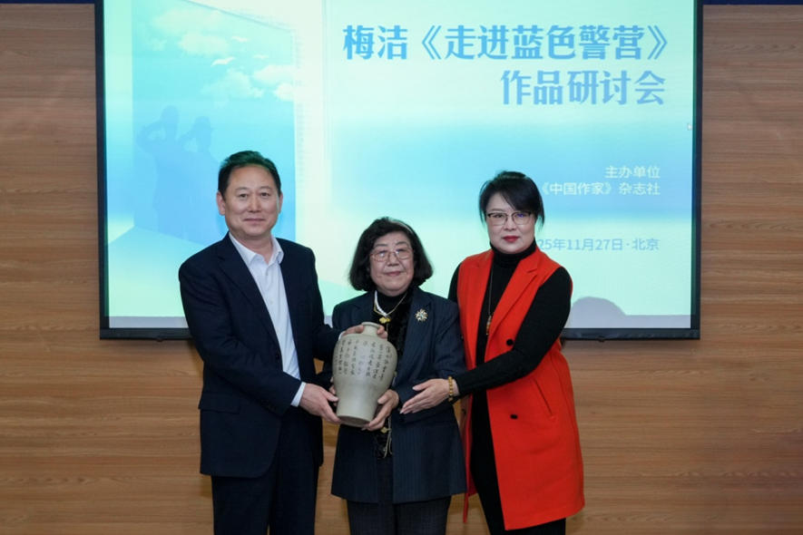 河北省公安廳副廳長(zhǎng)，石家莊市副市長(zhǎng)、公安局局長(zhǎng)梁昆同志和晏鈞工作室代表席寧共同向梅潔老師贈(zèng)送“梅瓶”。