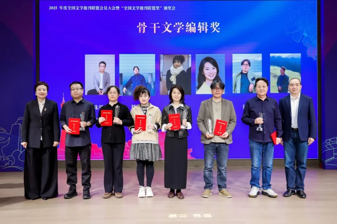 黃國(guó)輝（右一）、劉春（左一）為骨干文學(xué)編輯獎(jiǎng)獲獎(jiǎng)?wù)哳C獎(jiǎng)