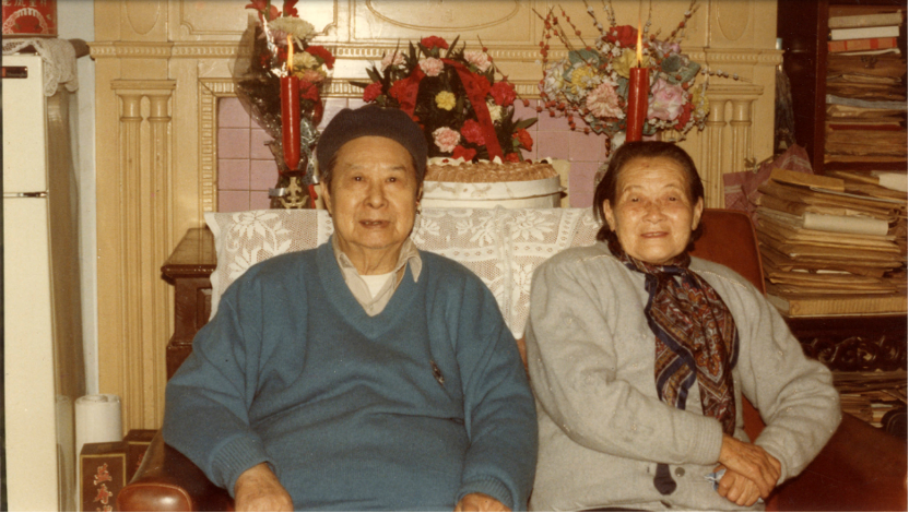 施蟄存與陳慧華結(jié)婚六十年紀(jì)念合影，1988年12月2日。