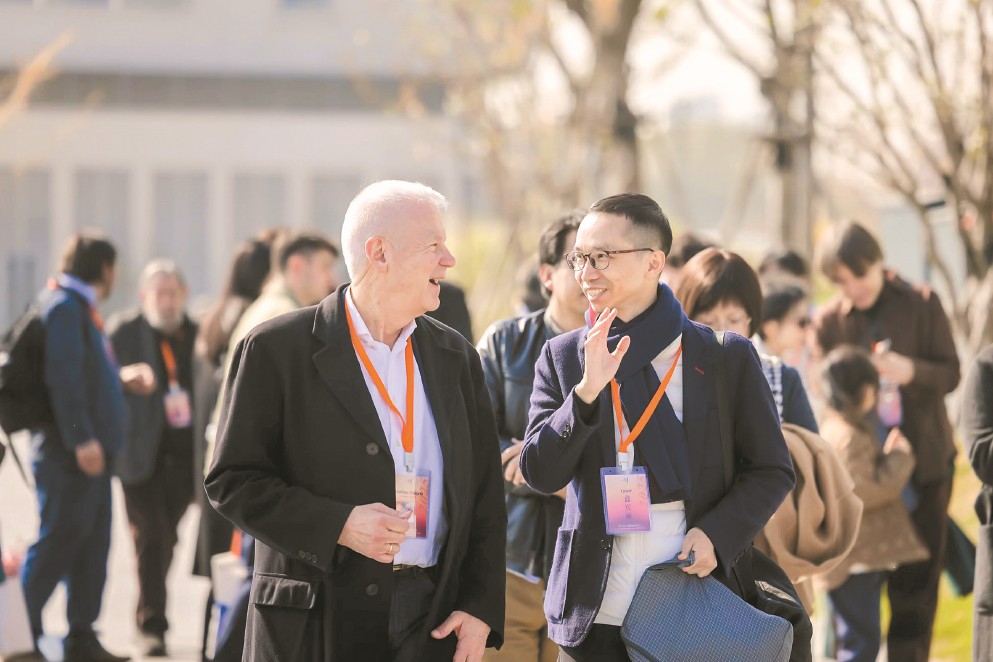 中外詩(shī)人在活動(dòng)現(xiàn)場(chǎng)對(duì)話交流。（受訪方供圖）