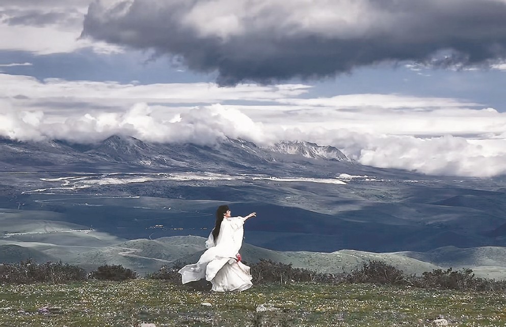 博主“叁仟”的視頻一般以中式景致為背景，她則身著漢服，與背景構(gòu)成渾融的整體。