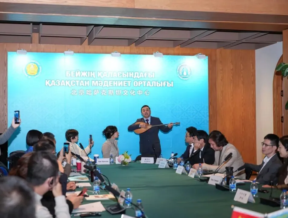 研討會現(xiàn)場，哈薩克斯坦作家表演民族樂器