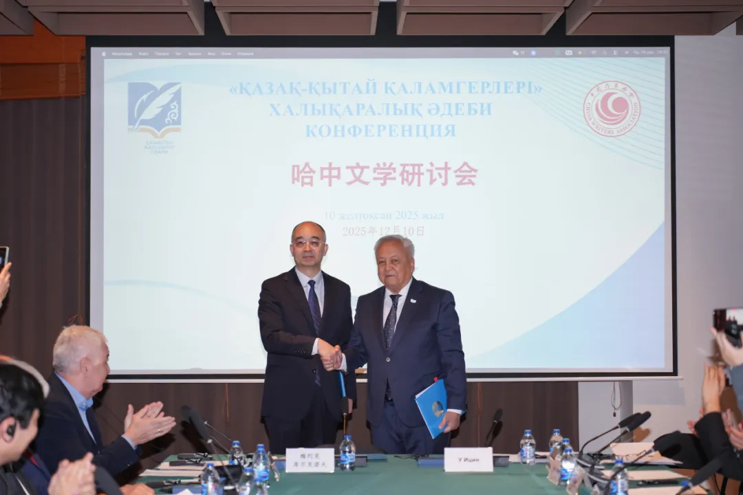 吳義勤和梅列克·庫爾克諾夫代表中哈雙方簽署《中國作家協(xié)會與哈薩克斯坦作家協(xié)會合作諒解備忘錄》