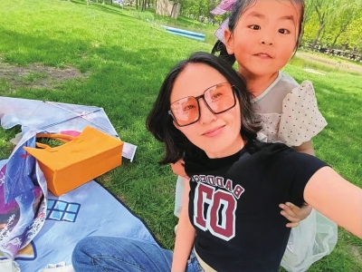 阿依努爾和女兒柯慕孜