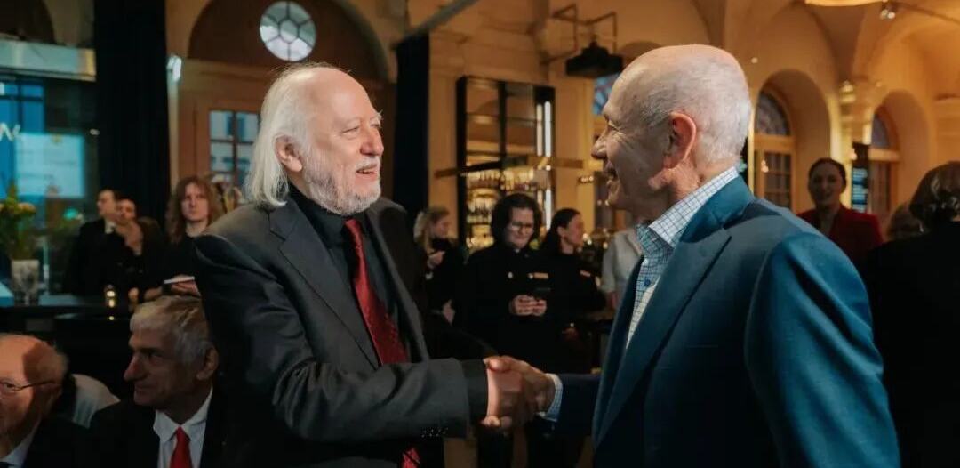 2025諾獎(jiǎng)得主拉斯洛獲獎(jiǎng)演講：“人類(lèi)——這驚人的生物——你是誰(shuí)？”