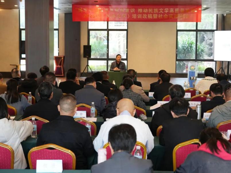 楊克為與會(huì)作家代表授課