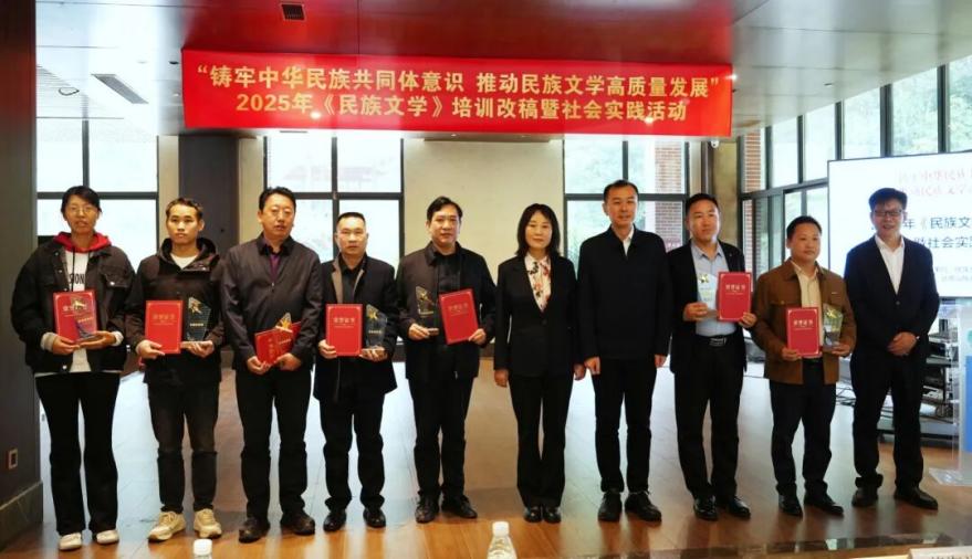 陳亞軍和程小華為獲獎(jiǎng)創(chuàng)閱中心頒獎(jiǎng)