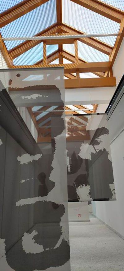 展覽現(xiàn)場，日本書法家井上有一的書法在長廊以大尺幅畫布展示。