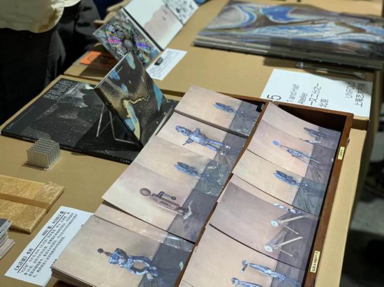 UNFOLD書展上，“一又二分之一”帶來藝術(shù)創(chuàng)作者小龍花的作品。