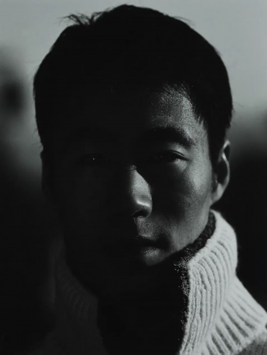 逄小威《王勵勤》96x72cm&nbsp;攝影 2006年12月22日&nbsp;中華藝術(shù)宮（上海美術(shù)館）藏