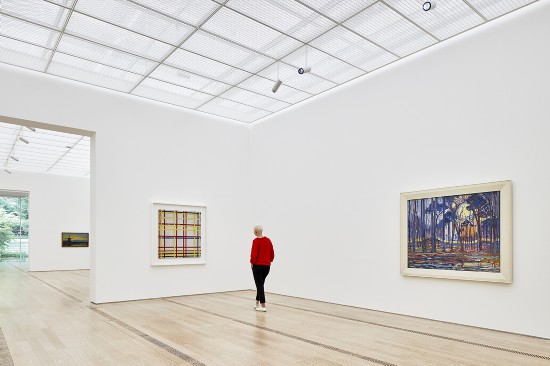 貝耶勒基金會“蒙德里安的進化”展覽現(xiàn)場，《歐勒附近的樹林》(1908年》和《紐約城一號》（1941年）配對展出。