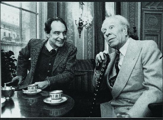 卡爾維諾生于1923年10月15日，如今已被公認(rèn)為20世紀(jì)最有影響力的意大利小說家，并且與博爾赫斯、馬爾克斯一樣，同享“作家中的作家”之盛譽(yù)，其作品敘事精巧、風(fēng)格輕盈，猶如繁復(fù)的迷宮，充溢著哲理與智性，給人以眼花繚亂、應(yīng)接不暇之感。圖為卡爾維諾（左）與博爾赫斯（右）在羅馬艾克塞西爾酒店的合影。（圖片由譯林出版社提供）