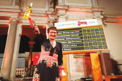 多納泰拉·迪彼得蘭托尼奧在第78屆女巫獎(jiǎng)的最后一次計(jì)票后成為大獎(jiǎng)得主。她身后黑板上的第二行顯示《脆弱的時(shí)代》以189票勝出。女巫獎(jiǎng)圖片