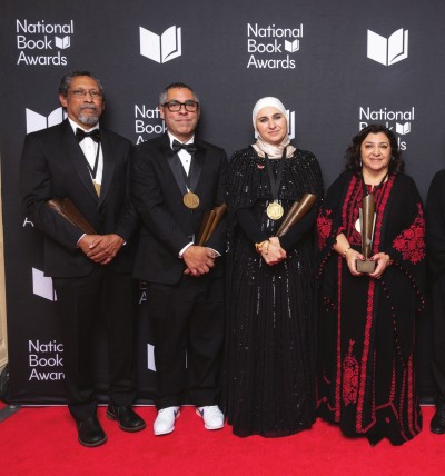 2024年美國(guó)全國(guó)圖書獎(jiǎng)的四位原創(chuàng)作品獎(jiǎng)得主。左起：小說(shuō)獎(jiǎng)得主珀西瓦爾·埃弗里特、非小說(shuō)獎(jiǎng)得主賈森·德·萊昂、青少年文學(xué)獎(jiǎng)得主希法·薩勒塔吉·薩法迪和詩(shī)歌獎(jiǎng)得主萊娜·哈拉夫·圖法哈。全國(guó)圖書基金會(huì)圖片