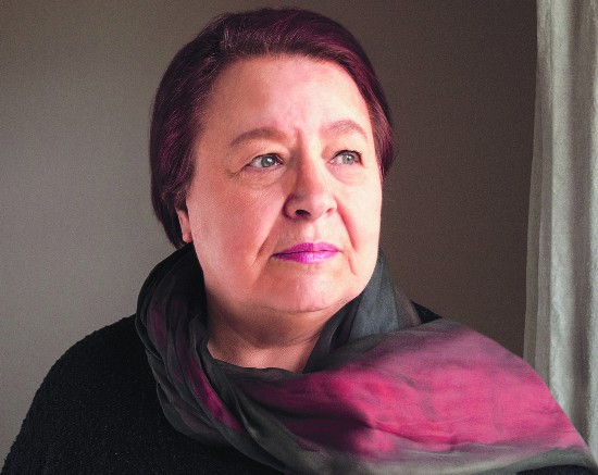 娜塔莎·沃?。∟atascha Wodin，1945— ），德語作家，俄語翻譯家。1983年，她的第一部小說《玻璃之城》問世，后又相繼出版了《我曾活過》《婚姻》《黑夜中的兄弟姐妹》《暗影中的人》等。因《她來自馬里烏波爾》一書，娜塔莎·沃丁被授予萊比錫圖書獎、德布林獎，目前生活在柏林和梅克倫堡。 對于娜塔莎來說，母親和父親的人生是兩個難以解決的謎團，在一次偶然的機會下，她開始追尋父母的生存痕跡，并寫下了《她來自馬里烏波爾》《暗影中的人》，而她的書寫早已超越了“個人”，成為20世紀東歐歷史的縮影。隨著“馬里烏波爾三部曲”的完結篇《娜斯佳的眼淚》推出，由一位女性的生命謎團開始的追尋，最終在另一位女性的生存寓言中結束